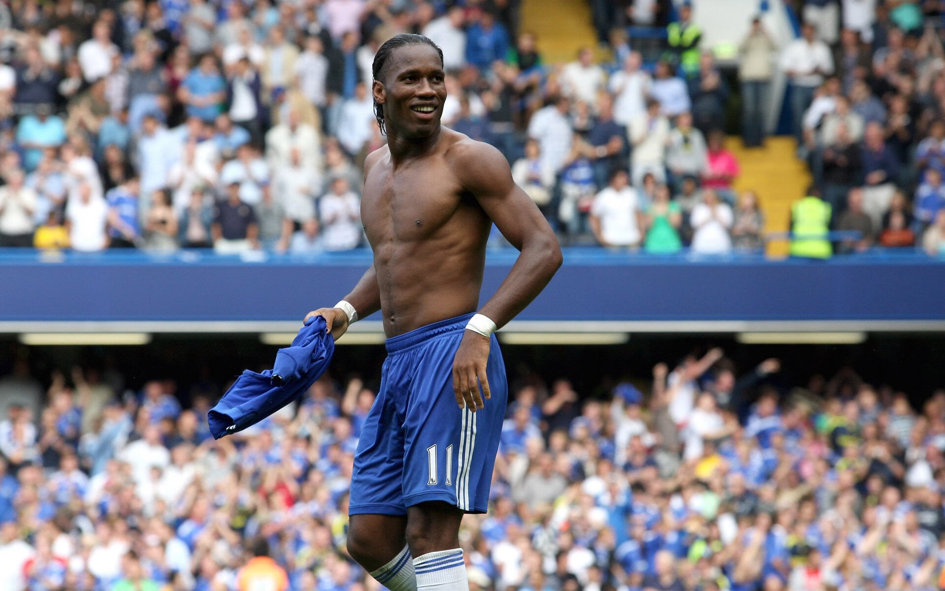 维拉高位逼抢迫使对方连续传球失误，维拉 pb